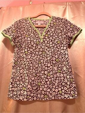 koi ❤️Brown Floral V-Neck Top❤️Green Trim scrub top 100% cotton❤️❤️❤️❤️